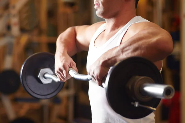 ジムワークアウト パワーリフト回路 またはヘルスフォーカスやフィットネスの強さのためのボディビルダーのトレーニングのための腕 手と男のリフティングバーベル 筋肉の発達 重量挙げ又は運動をする者の体重 — ストック写真