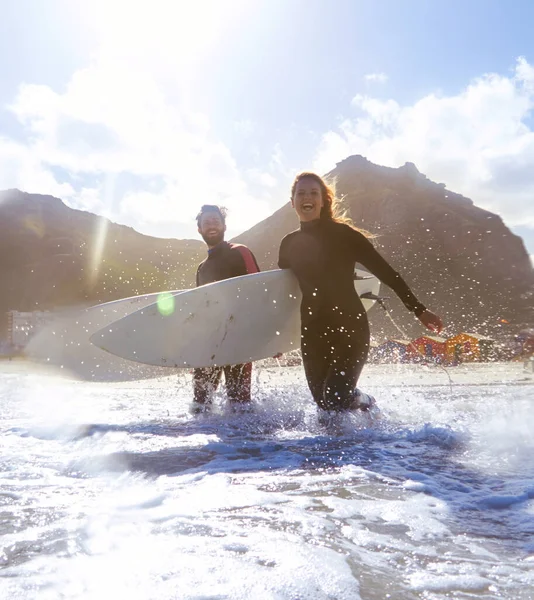 Ihrem Glücklichen Ort Ein Sportliches Junges Paar Surft Seinem Lieblingsstrand — Stockfoto