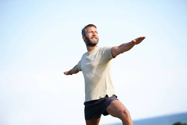 Yoga Een Oefening Die Kracht Geeft Een Knappe Volwassen Man — Stockfoto