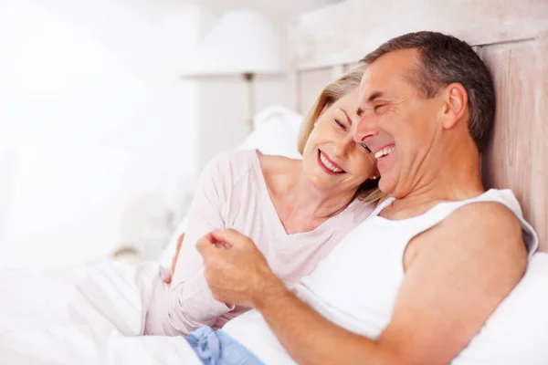 Neşeli Olgun Bir Adam Karısını Yatakta Tutuyor Mutlu Olgun Bir — Stok fotoğraf