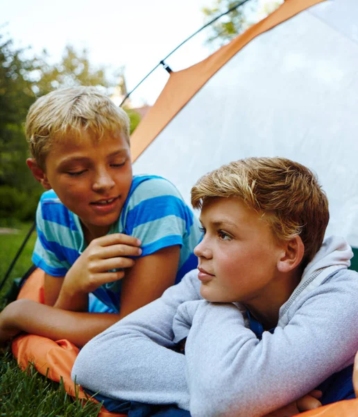 Camping Descanso Relaxamento Três Meninos Deitados Sua Tenda — Fotografia de Stock