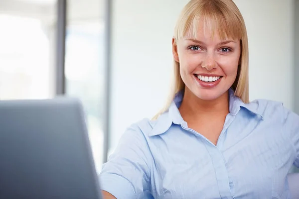 Uśmiechnięta Bizneswoman Laptopem Zbliżenie Portret Pięknej Kobiety Biznesu Laptopem — Zdjęcie stockowe