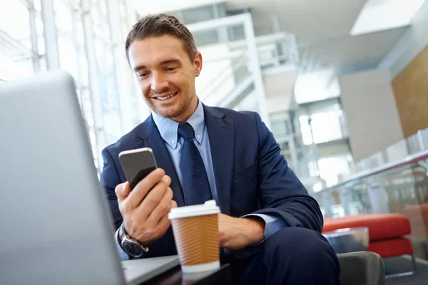 Ceo Sonrisa Hombre Negocios Con Smartphone Para Comunicación Empresa Redes — Foto de Stock