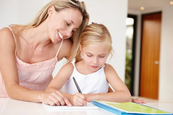娘たちの教育に携わる 愛する母親が娘の宿題を手伝い — ストック写真