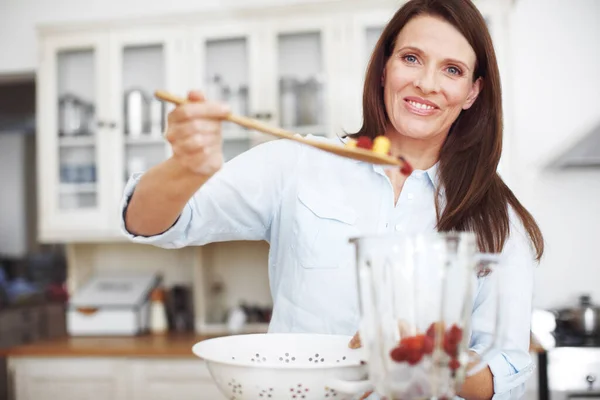 She Uses Only Freshest Ingredients Attractive Woman Adding Fruit Blender — Stock Photo, Image