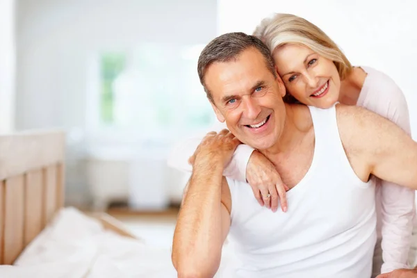 Gülümseyen Olgun Bir Adam Karısı Birlikte Vakit Geçiriyorlar Karısı Birlikte — Stok fotoğraf