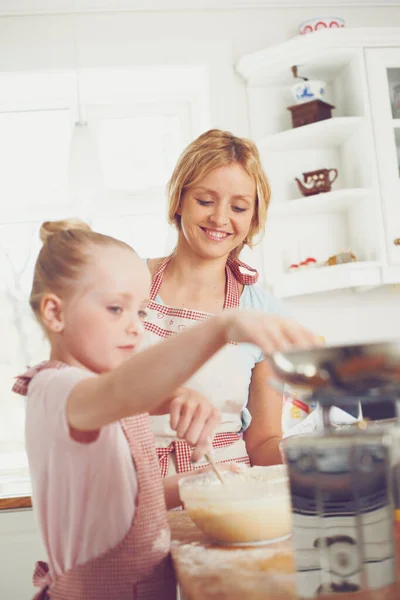 Trots Haar Bakkertje Schattig Klein Meisje Bakken Keuken Met Haar — Stockfoto
