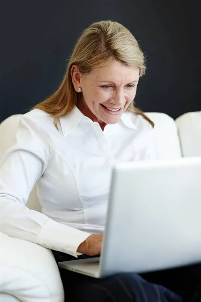 Time Little Catching Smiling Mature Woman Sitting Couch Using Laptop — Stock Photo, Image