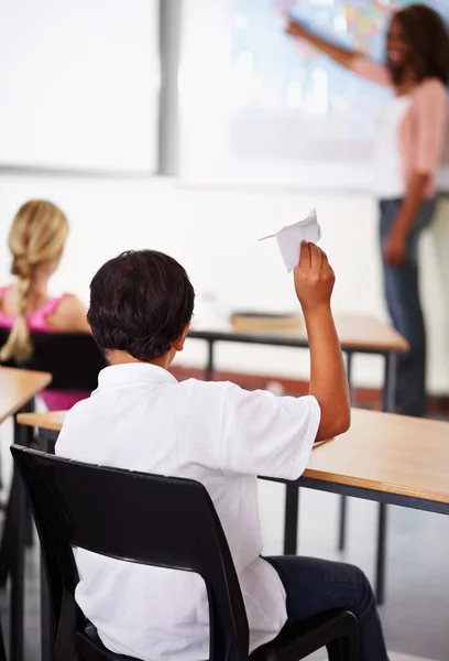 Öğrenci Kağıt Uçak Çocuklarla Dolu Sınıf Masa Başında Küçük Yaşta — Stok fotoğraf