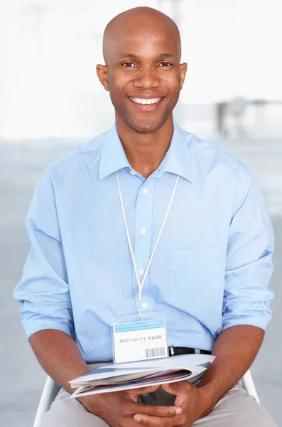 Επιχειρήσεις Πορτραίτο Και Νεαρός Μαύρος Επιχειρηματίας Που Κάθεται Εργαστήριο Και — Φωτογραφία Αρχείου