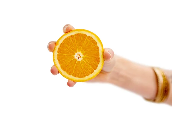 Возьми Цитрусовых Обрезанный Студийный Снимок Половины Апельсина Руке Человека — стоковое фото