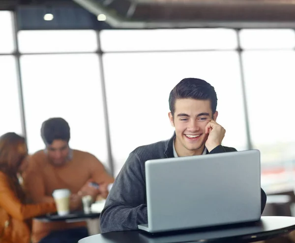 Navazuji Spojení Online Hezký Mladý Muž Používající Svůj Notebook Kavárně — Stock fotografie