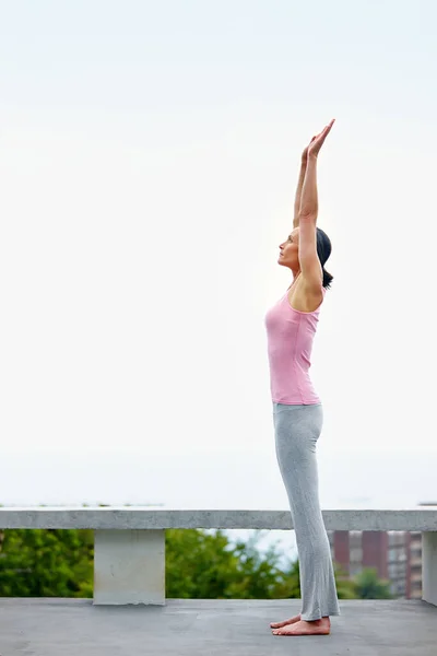 Das Beste Morgentraining Eine Attraktive Reife Frau Beim Yoga Freien — Stockfoto