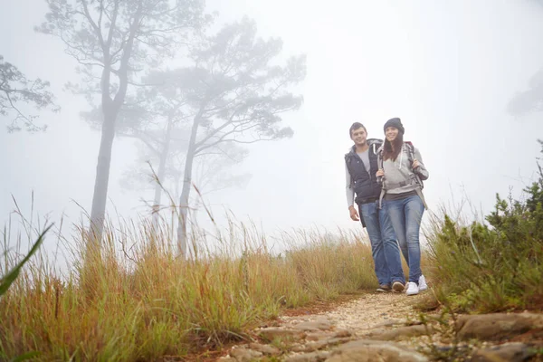 Auf Eine Reise Durch Die Natur Ein Junges Paar Wandert — Stockfoto
