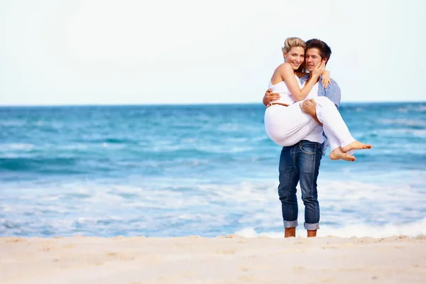 他对我很好 一对快乐的年轻夫妇在海滩上享受浪漫的一天的画像 — 图库照片