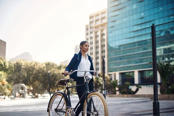 步行和经商妇女 在城市 早上和街上都有骑自行车上班的惯例 城市的环保 旅游和专业的女员工骑自行车上下班 — 图库照片