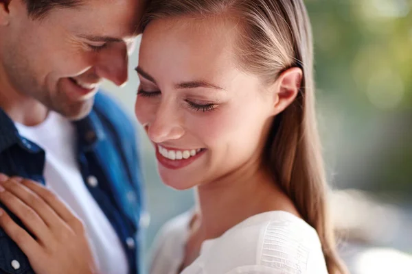 Kekasih Sma Akan Kuat Pasangan Muda Menghabiskan Waktu Berkualitas Luar — Stok Foto