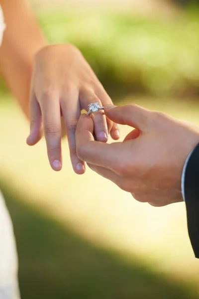 Κοντινό Πλάνο Γάμος Και Χέρια Ένα Δαχτυλίδι Ζευγάρι Τελετή Αγάπης — Φωτογραφία Αρχείου