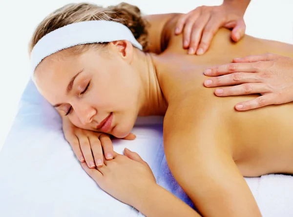 Donna Serena Che Riceve Massaggio Alle Spalle Centro Benessere Giorno — Foto Stock