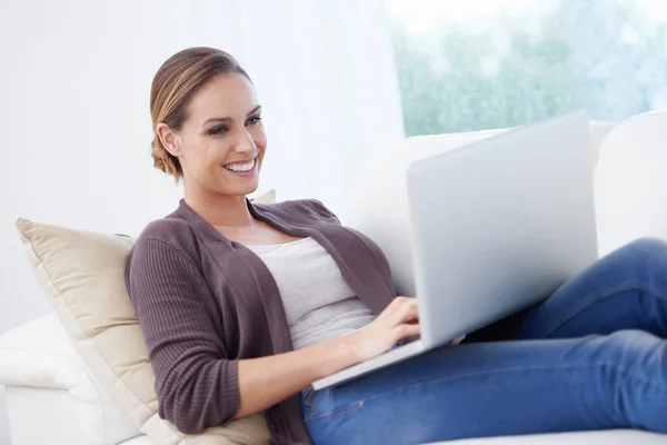 Mails Matinais Uma Jovem Mulher Sentada Sofá Trabalhando Seu Laptop — Fotografia de Stock