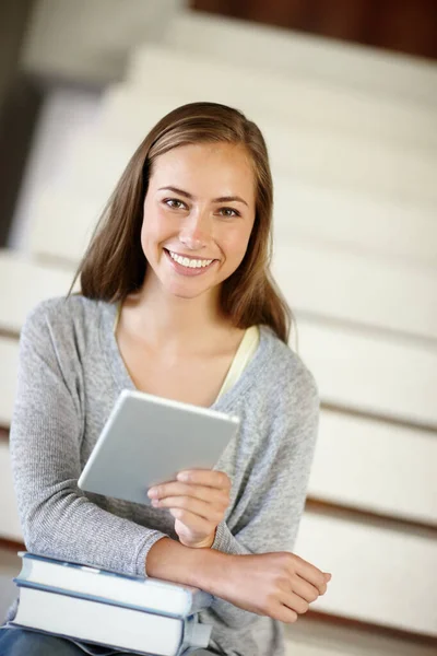 Calma Antes Tempestade Estudo Uma Jovem Mulher Usando Tablet Digital — Fotografia de Stock