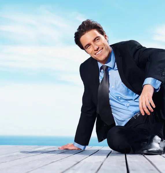 Homem Negócios Relaxado Sentado Sorrindo Sobre Seu Pensamento Jovem Feliz — Fotografia de Stock