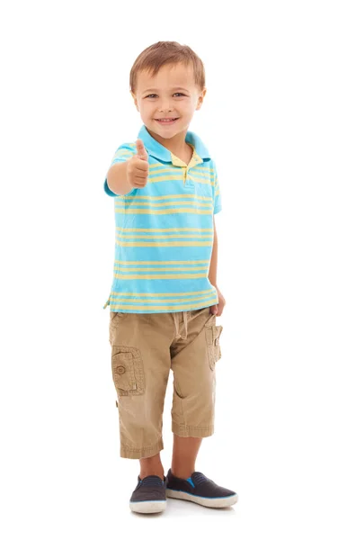 Taka Młoda Pozytywna Studyjne Ujęcie Uśmiechniętego Chłopca Podnoszącego Kciuki Kamery — Zdjęcie stockowe