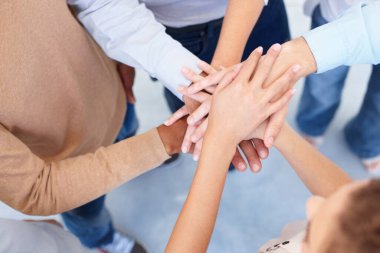 Takım çalışması, grup ve eller iş birliği, birlik ya da motivasyon için bir araya toplandı. İnsanlar, destek veya dayanışma veya bir araya gelme konusunda üst düzey bir görüş veya hedefler, güven ve kararlılık.