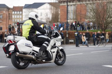 Danimarka 'nın bir kentindeki acil durum, motosiklet ve polis memuru veya güvenlik görevlisi koruma ve barış için çalışıyor. Güvenlik, hukuk ve hukuk profesörü veya motorsikletli bir polis.