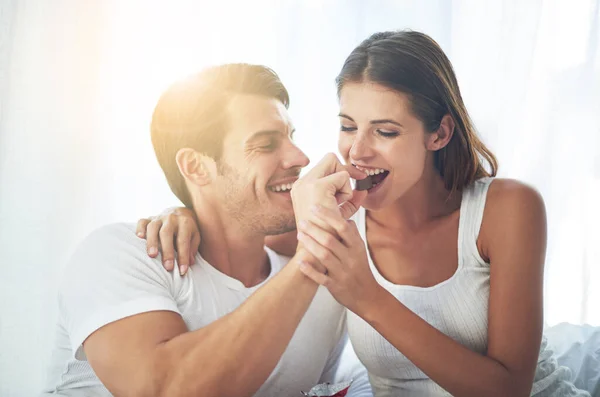 Cinta Pasangan Bahagia Makan Coklat Kamar Tidur Dan Peduli Dengan — Stok Foto