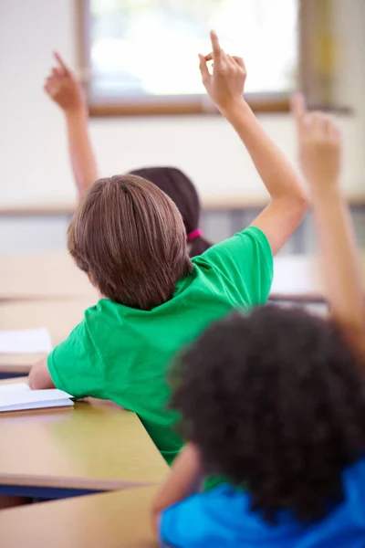 Klaslokaal Handen Omhoog Kinderen Naar Achteren Voor Vragen Onderwijs Het — Stockfoto