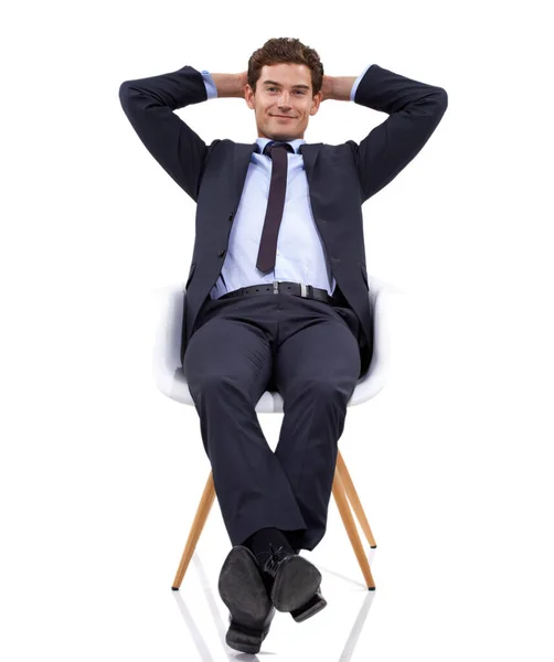 パニックにはならない 白地を背景に椅子でリラックスしたハンサムな若いビジネスマン — ストック写真