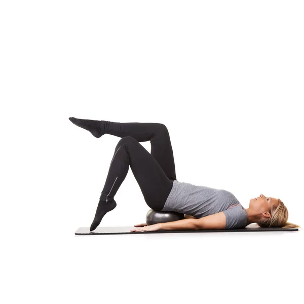 Aumentar Sua Mobilidade Flexibilidade Uma Jovem Realizando Exercícios Perna Enquanto — Fotografia de Stock