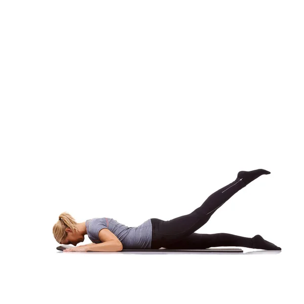 Beinheben Eine Fitte Junge Frau Beim Training Auf Ihrer Gymnastikmatte — Stockfoto