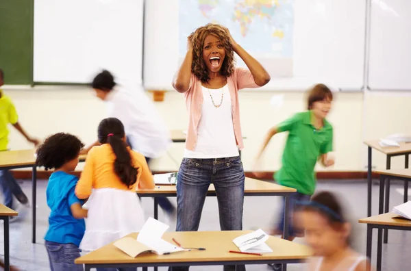 Stress Professeur Criant Femme Noire Classe Avec Des Enfants Qui — Photo