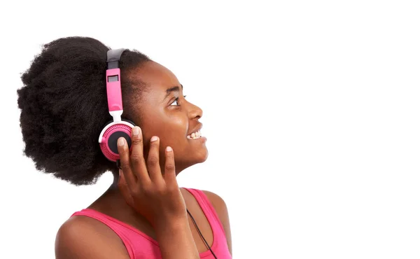 Uwielbiam Piosenkę Studyjne Ujęcie Młodej Afrykańskiej Dziewczyny Słuchającej Muzyki Słuchawkach — Zdjęcie stockowe