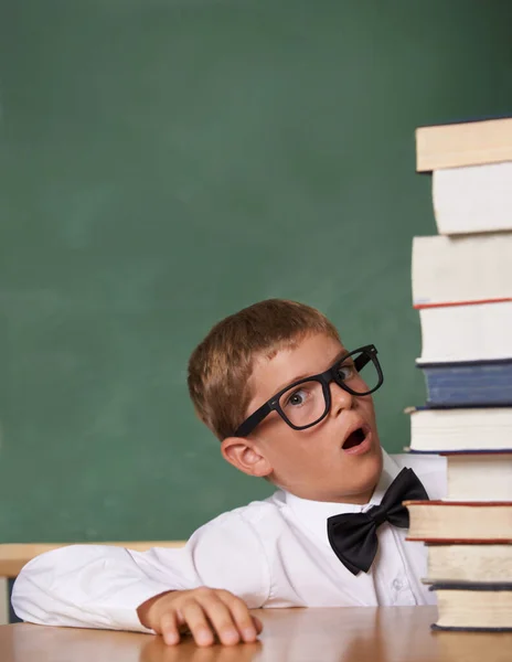 Många Böcker Mycket Lite Tid Ung Pojke Med Glasögon Och — Stockfoto