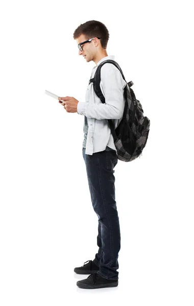 必要なものは全部持ってる 白に隔離されたデジタルタブレットを持っている若い男の完全な長さのショット — ストック写真