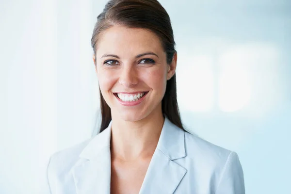 Retrato Mujer Negocios Sonrisa Cargo Con Orgullo Por Carrera Trabajo —  Fotos de Stock