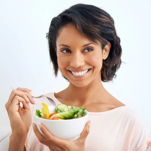 Being Healthy Makes Her Feel Content Young Woman Enjoying Salad — Stock Photo, Image