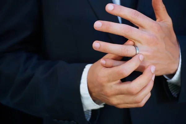 Yüzüğüne Bayılıyor Yüzüğü Parmağına Takan Damadın Yakın Çekimi Telif Alanı — Stok fotoğraf