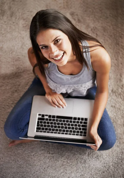 집에서 이있어서 집에서 노트북으로 일하는 여자의 — 스톡 사진