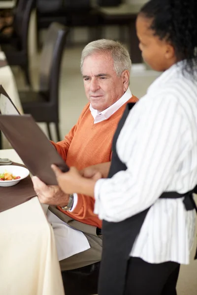 Pequeno Almoço Servido Até Homem Sênior Ser Servido Restaurante Hotel — Fotografia de Stock