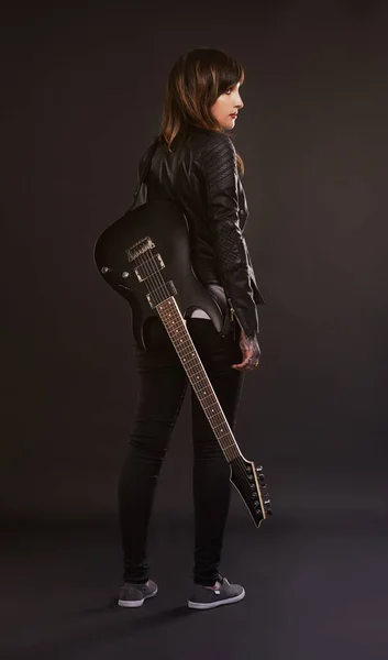 Redo För Rock Roll Studioshot Tatuerad Kvinnlig Gitarrist — Stockfoto