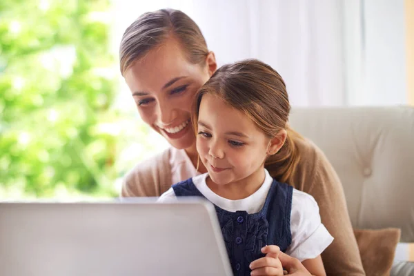 Showing Her How Surf Mother Daughter Looking Something Laptop Screen — Stock Photo, Image