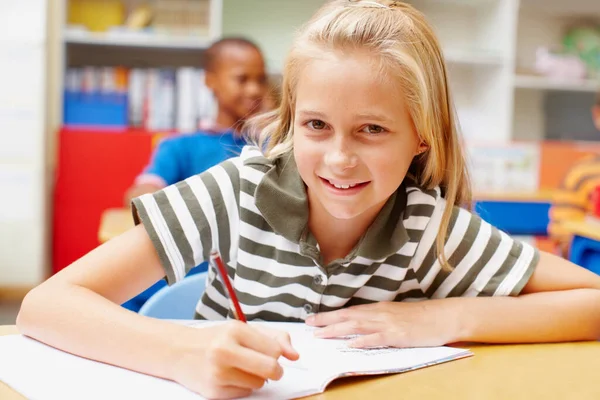 Vers Klaar Leren Lief Basisschool Meisje Schrijven Haar Notitieboekje Glimlachen — Stockfoto