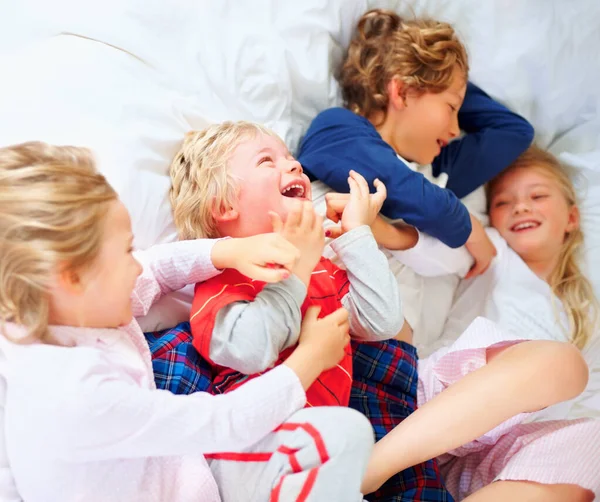 Saudara Saudara Kecil Bermain Bersama Sambil Berbaring Tempat Tidur Potret — Stok Foto