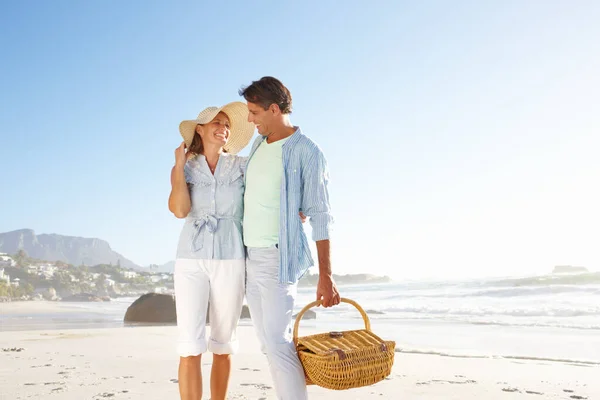 走到他们最喜欢的野餐地点 一对面带微笑的夫妇一起去海滩散步 科皮空间 — 图库照片
