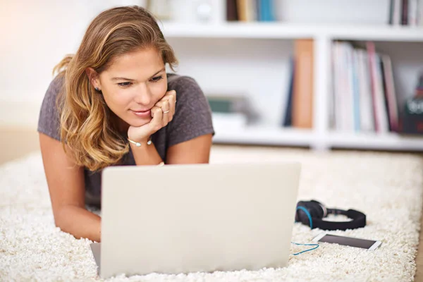 Thats Really Interesting Young Woman Using Her Laptop Home — Stock Photo, Image