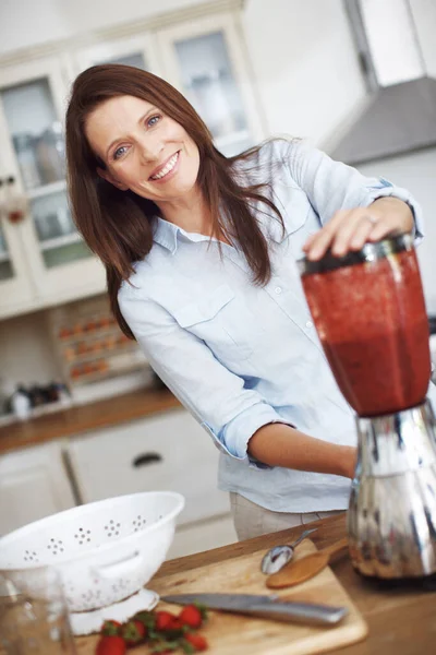 Making Perfect Smoothie Attractive Woman Using Blender Make Fruit Smoothie — Stock Photo, Image